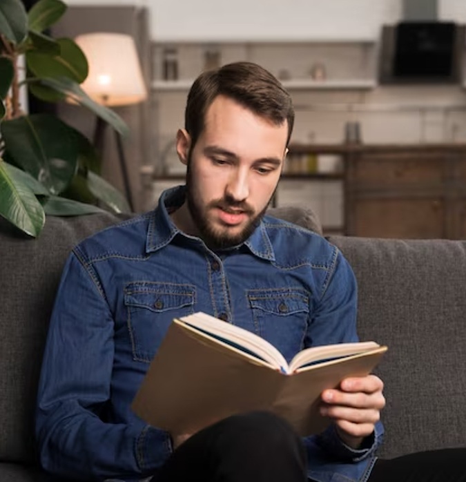 رجل يقرأ كتاب لينمي قدراته المعرفية