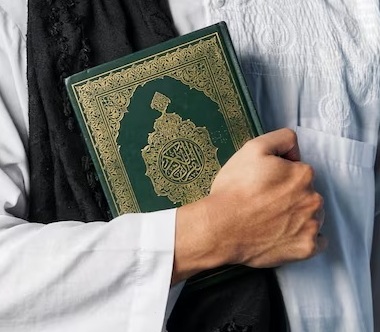 رجل متشبث بكتاب الله